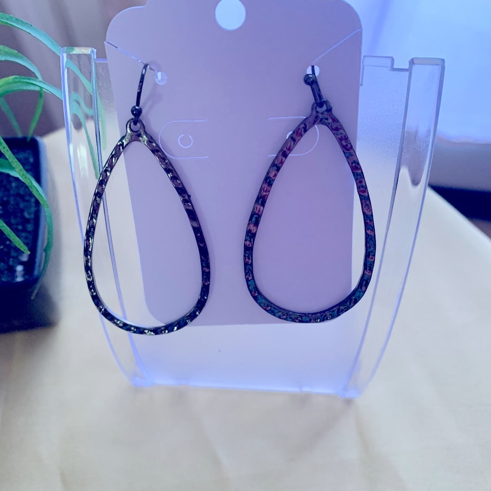 Danity water drop shaped earrings